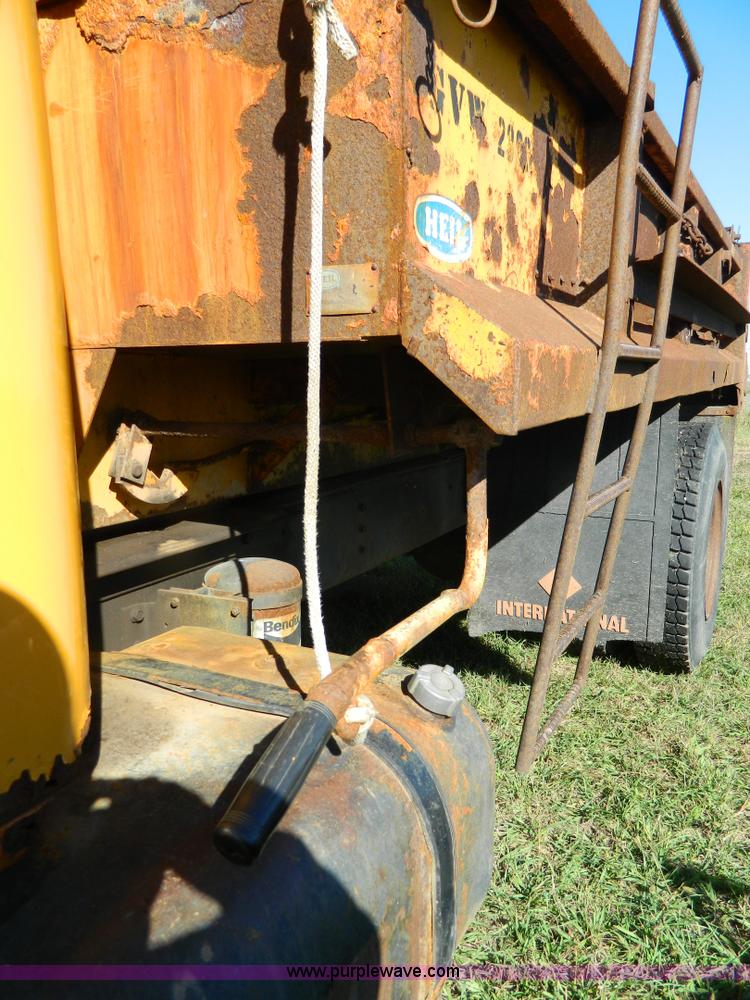 image for item H2388 1993 International 4700 dump truck