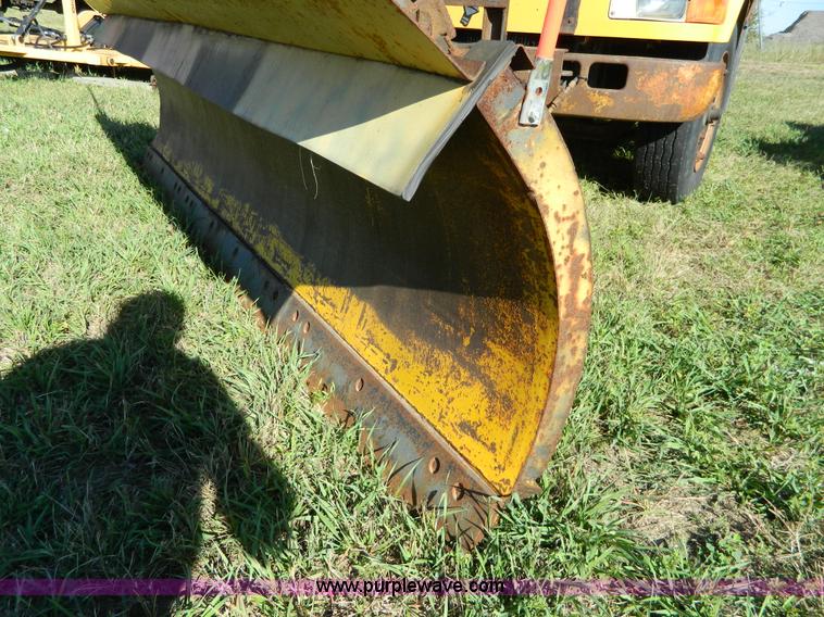 image for item H2388 1993 International 4700 dump truck