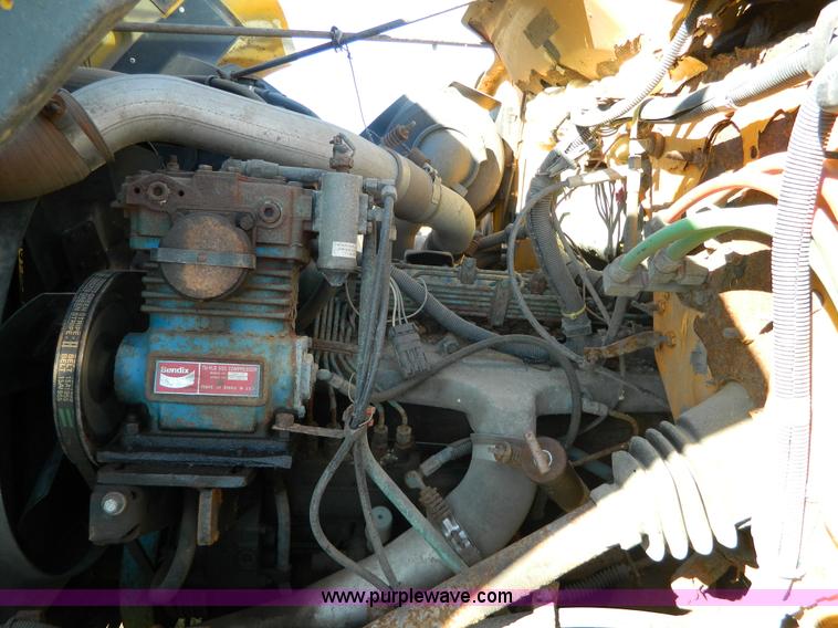 image for item H2388 1993 International 4700 dump truck