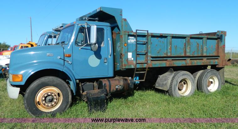 image for item H2394 2000 International 4900 dump truck