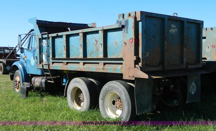 image for item H2394 2000 International 4900 dump truck
