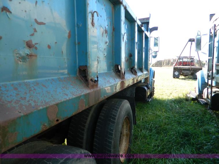 image for item H2394 2000 International 4900 dump truck