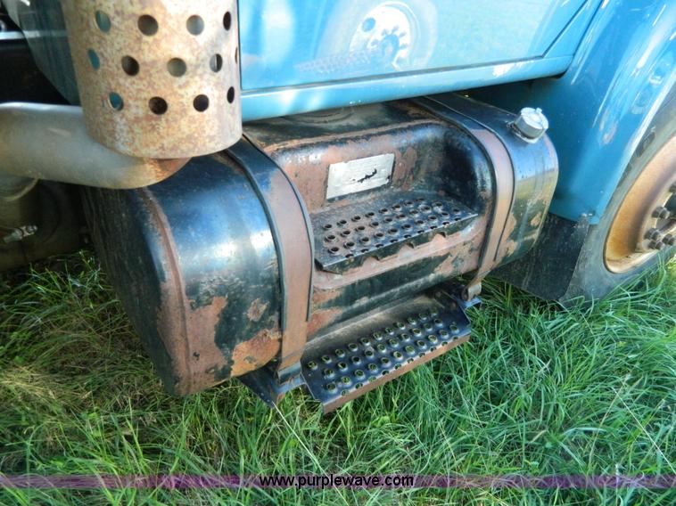 image for item H2394 2000 International 4900 dump truck