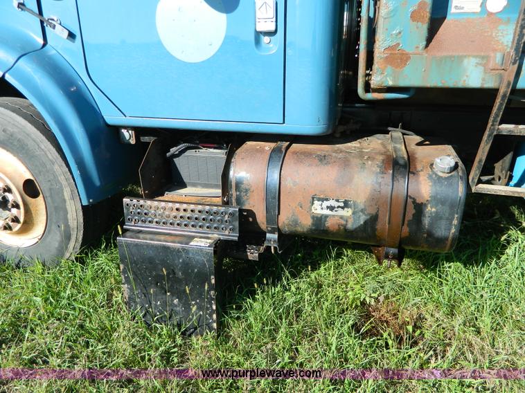 image for item H2394 2000 International 4900 dump truck