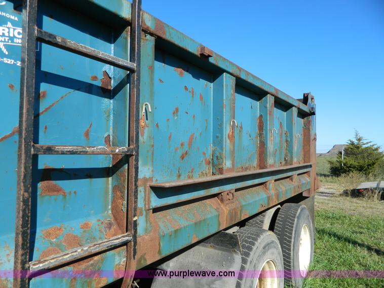 image for item H2394 2000 International 4900 dump truck