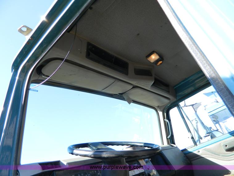 image for item H2394 2000 International 4900 dump truck