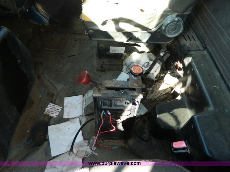 image for item H2394 2000 International 4900 dump truck