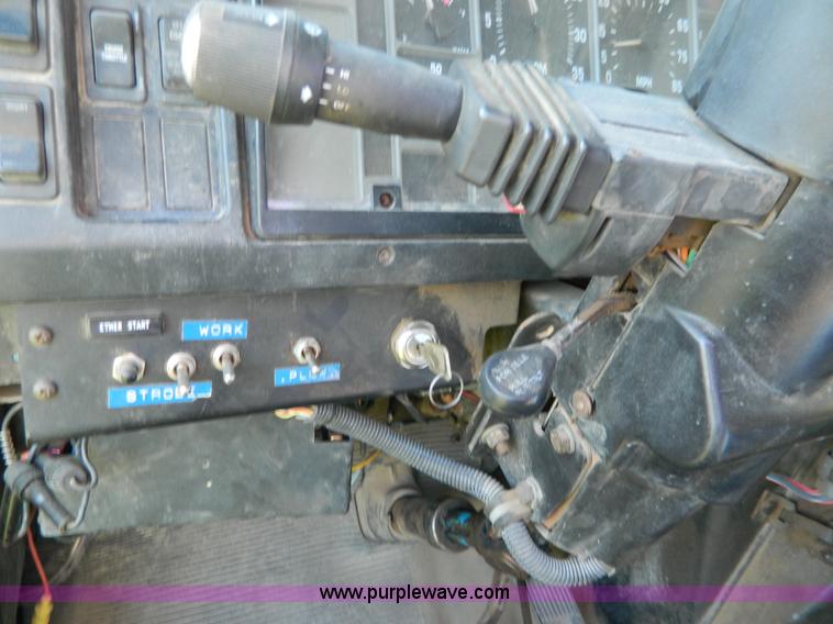 image for item H2394 2000 International 4900 dump truck