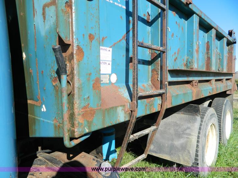 image for item H2394 2000 International 4900 dump truck