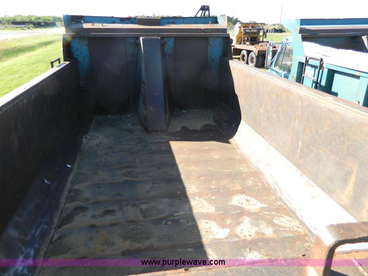 image for item H2394 2000 International 4900 dump truck
