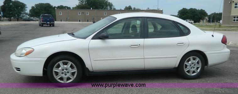 image for item H2431 2006 Ford Taurus SE
