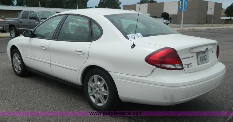 image for item H2431 2006 Ford Taurus SE