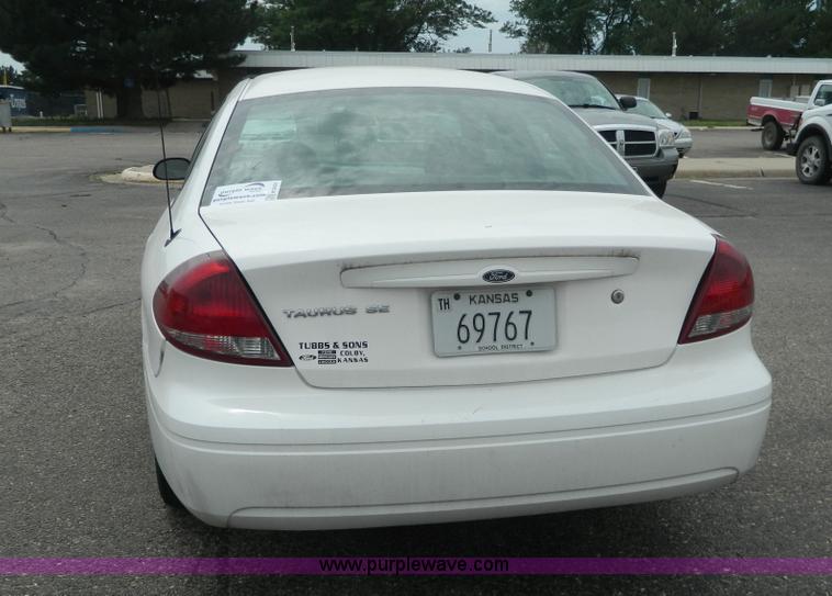 image for item H2431 2006 Ford Taurus SE