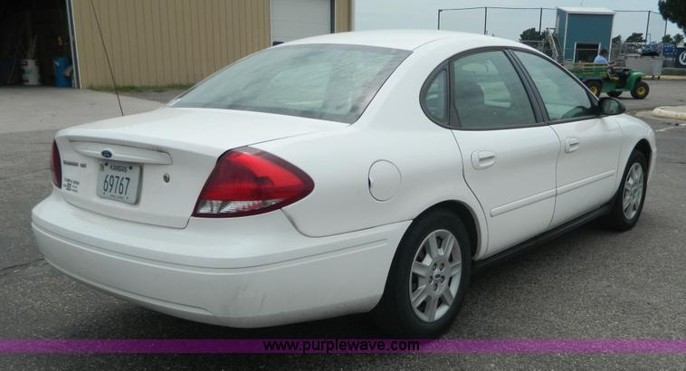 image for item H2431 2006 Ford Taurus SE