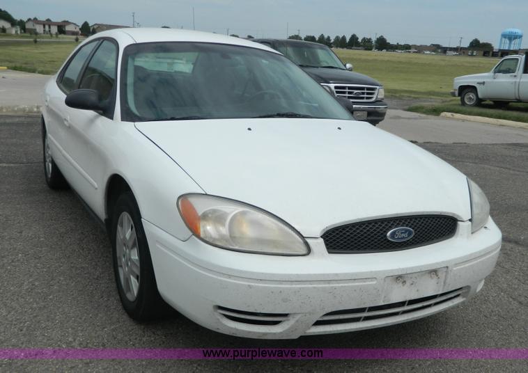 image for item H2431 2006 Ford Taurus SE