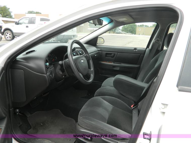 image for item H2431 2006 Ford Taurus SE