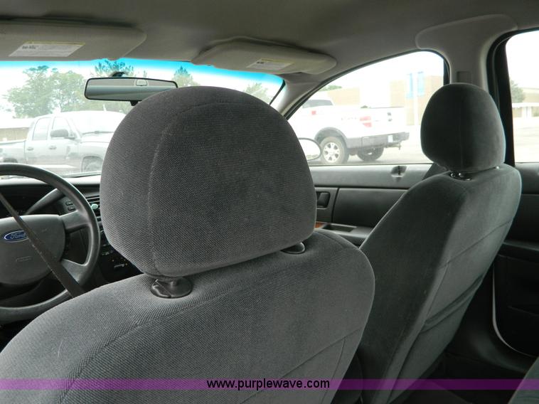 image for item H2431 2006 Ford Taurus SE