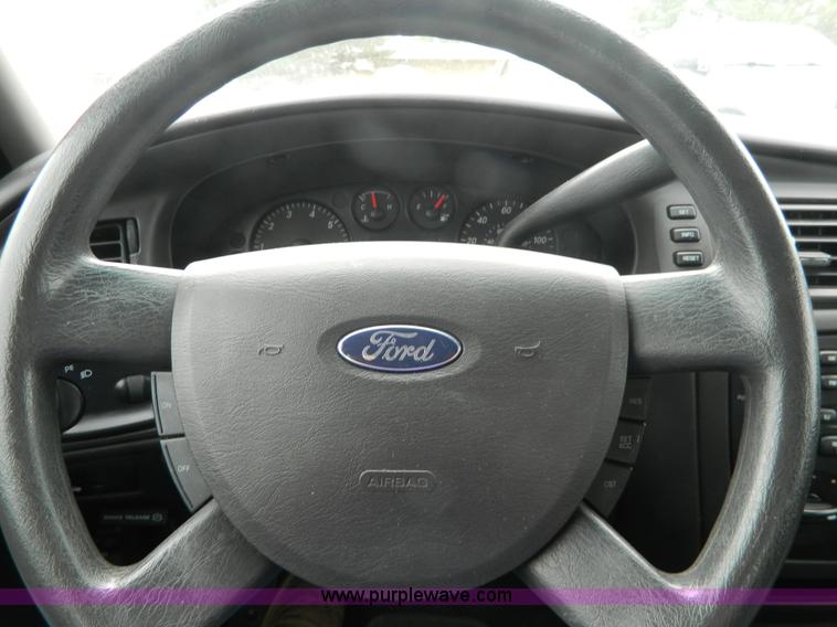 image for item H2431 2006 Ford Taurus SE