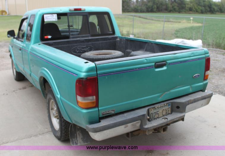 image for item H8828 1993 Ford Ranger SuperCab pickup truck