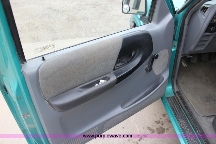image for item H8828 1993 Ford Ranger SuperCab pickup truck