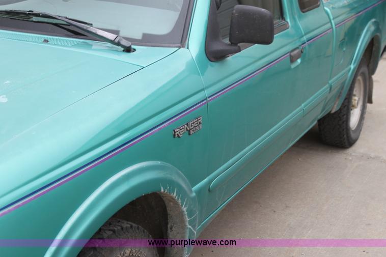 image for item H8828 1993 Ford Ranger SuperCab pickup truck