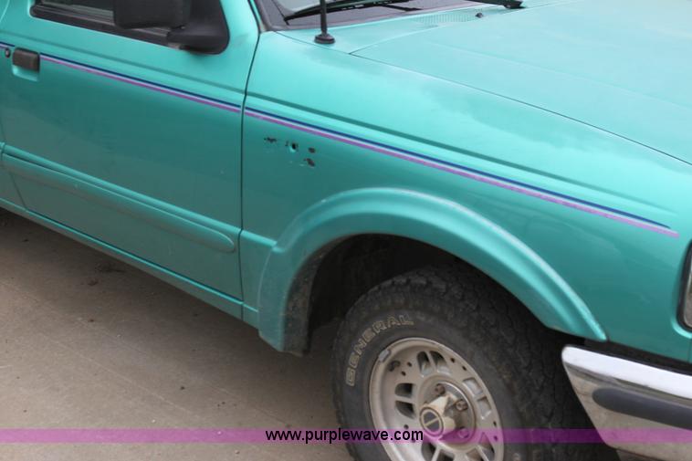 image for item H8828 1993 Ford Ranger SuperCab pickup truck