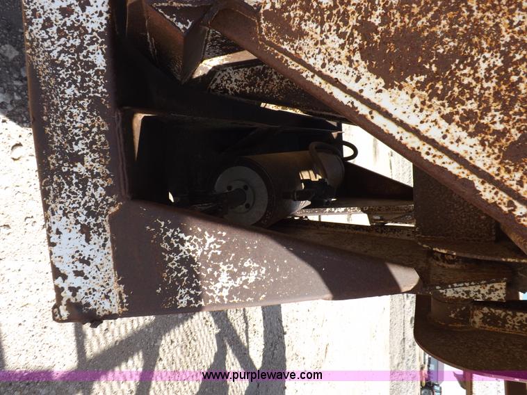 image for item H9068 1991 Fruehauf belly dump trailer