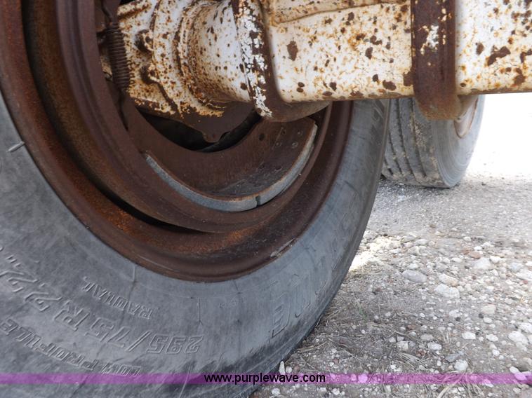 image for item H9068 1991 Fruehauf belly dump trailer