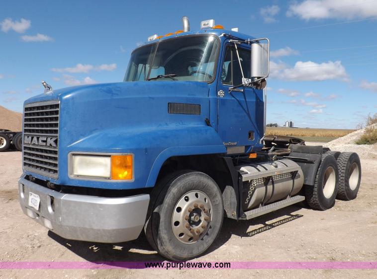 image for item H9069 2001 Mack CH613 semi truck