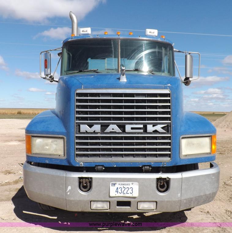 image for item H9069 2001 Mack CH613 semi truck