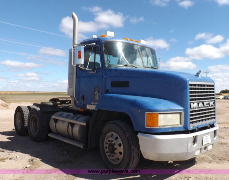 image for item H9069 2001 Mack CH613 semi truck