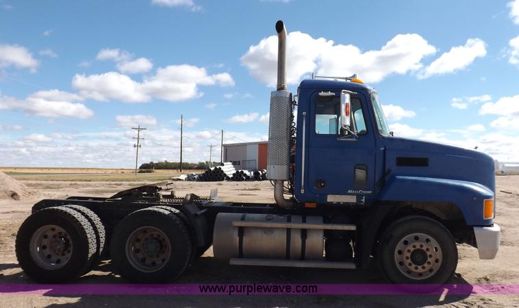 image for item H9069 2001 Mack CH613 semi truck