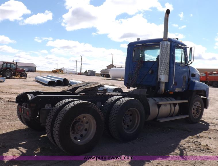 image for item H9069 2001 Mack CH613 semi truck