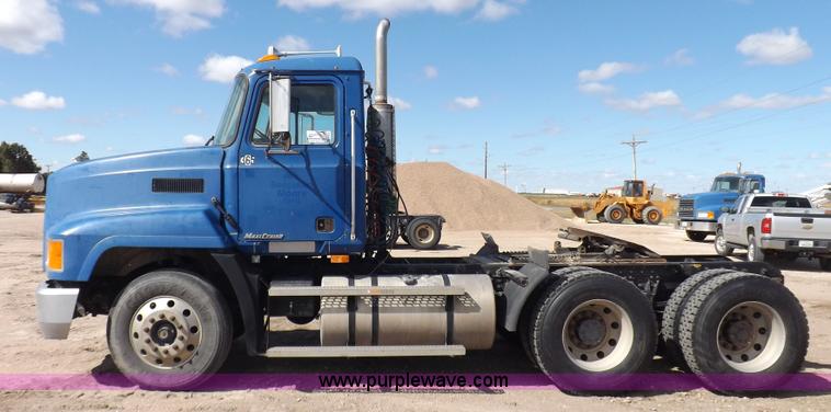 image for item H9069 2001 Mack CH613 semi truck