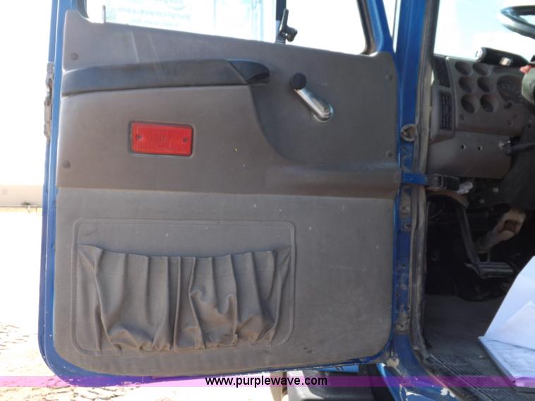 image for item H9069 2001 Mack CH613 semi truck