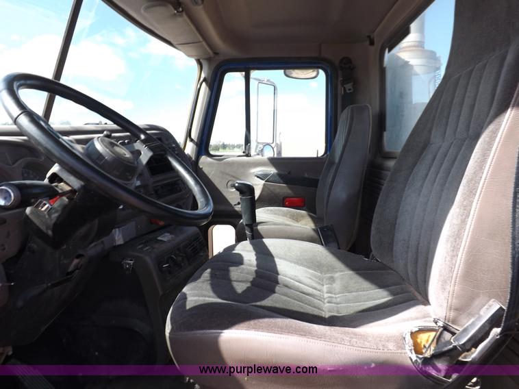 image for item H9069 2001 Mack CH613 semi truck