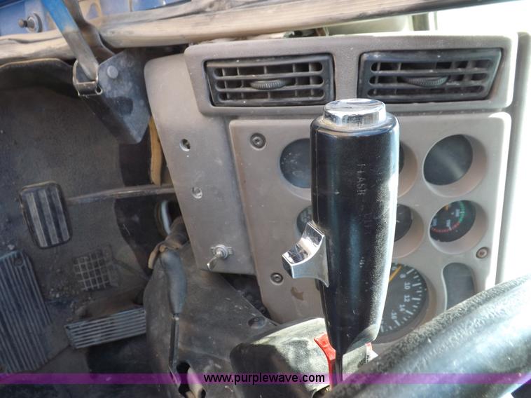 image for item H9069 2001 Mack CH613 semi truck