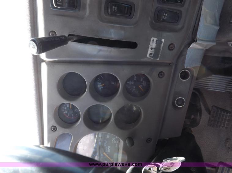 image for item H9069 2001 Mack CH613 semi truck