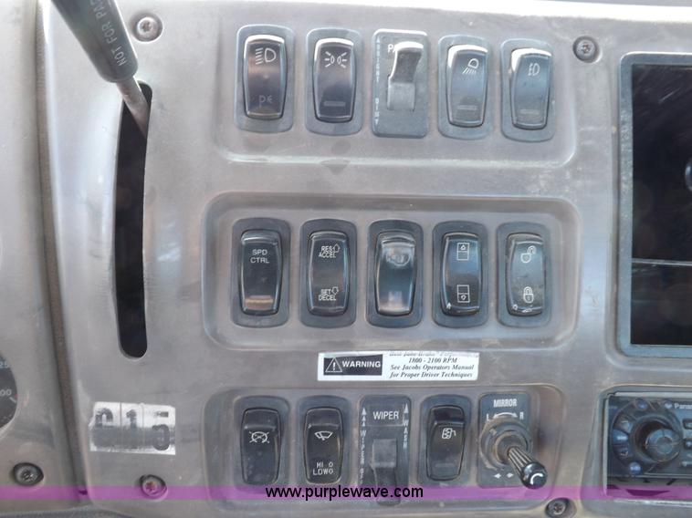 image for item H9069 2001 Mack CH613 semi truck