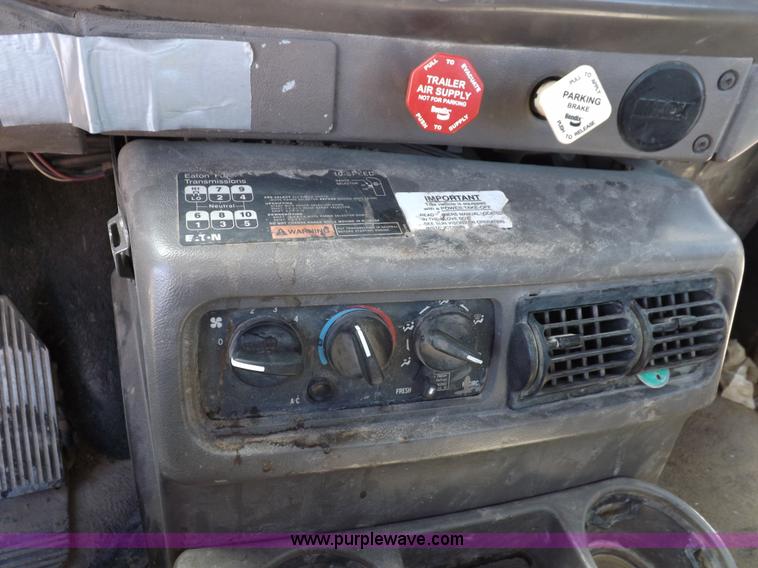 image for item H9069 2001 Mack CH613 semi truck