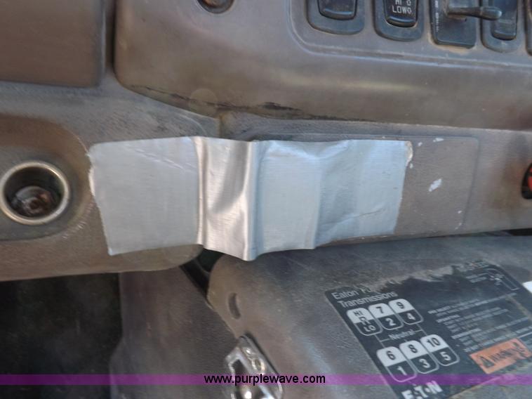 image for item H9069 2001 Mack CH613 semi truck