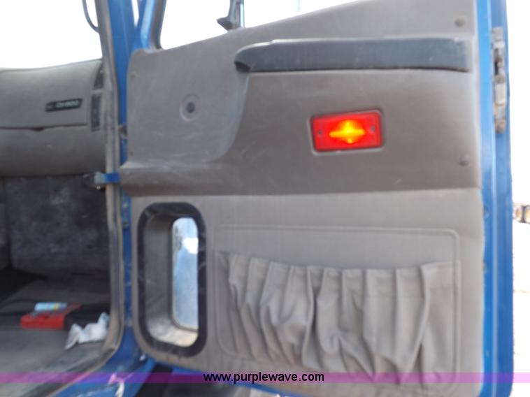 image for item H9069 2001 Mack CH613 semi truck