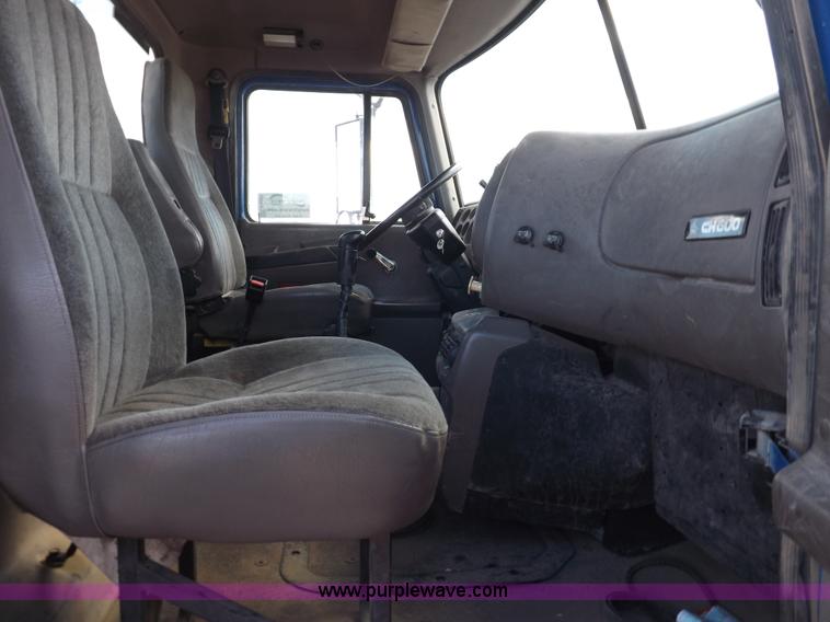 image for item H9069 2001 Mack CH613 semi truck