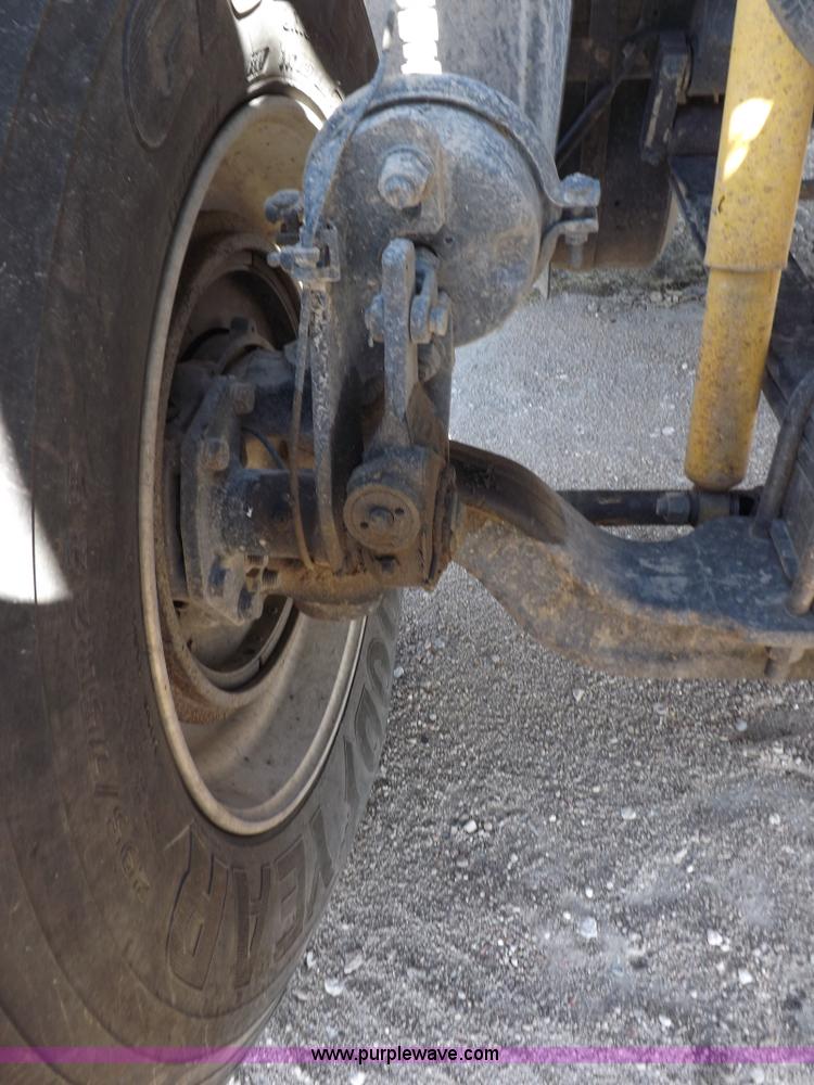 image for item H9069 2001 Mack CH613 semi truck