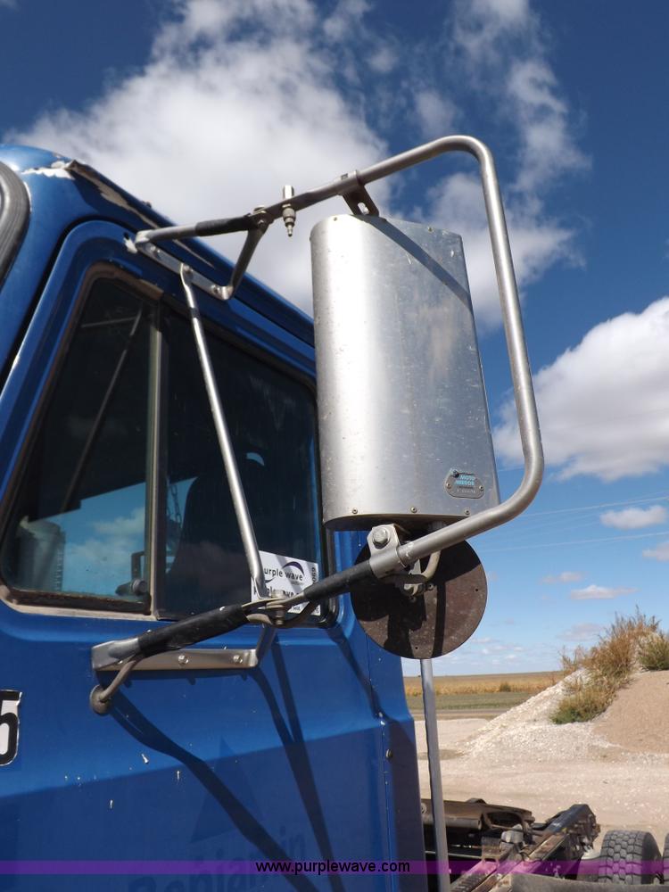 image for item H9069 2001 Mack CH613 semi truck