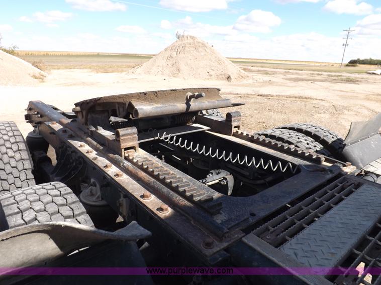 image for item H9069 2001 Mack CH613 semi truck