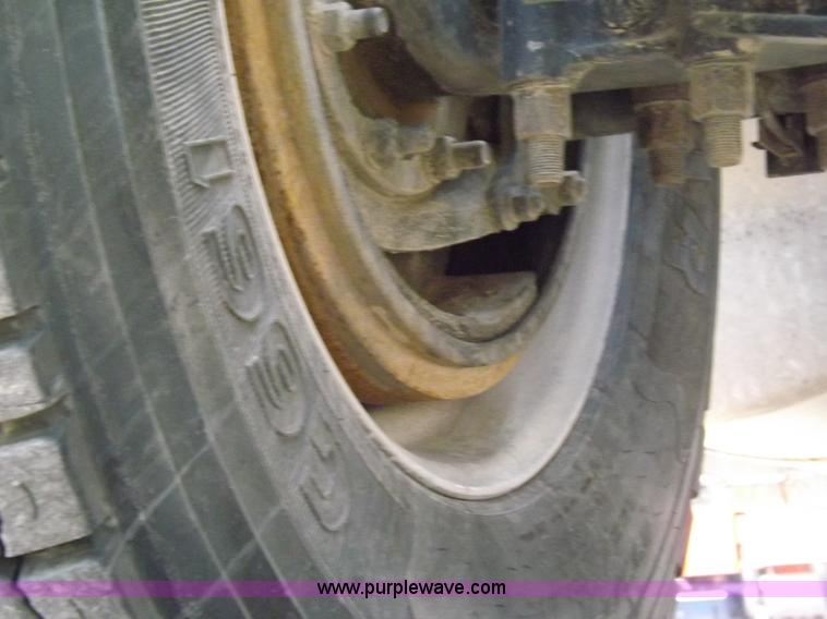 image for item H9069 2001 Mack CH613 semi truck