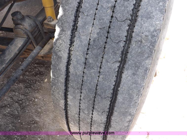 image for item H9069 2001 Mack CH613 semi truck