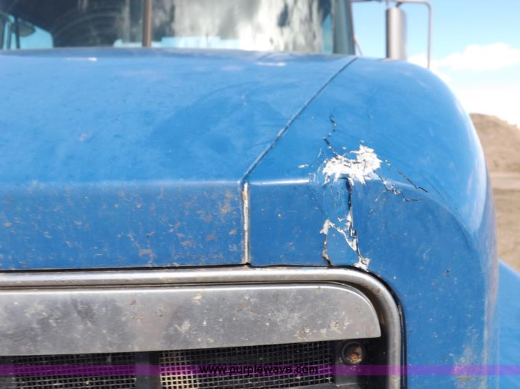 image for item H9069 2001 Mack CH613 semi truck