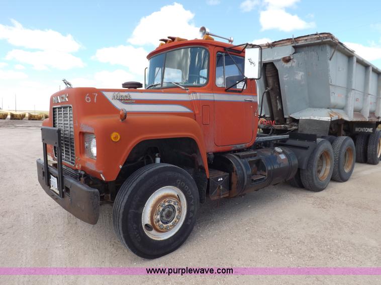 image for item H9070 1988 Mack R688ST semi truck